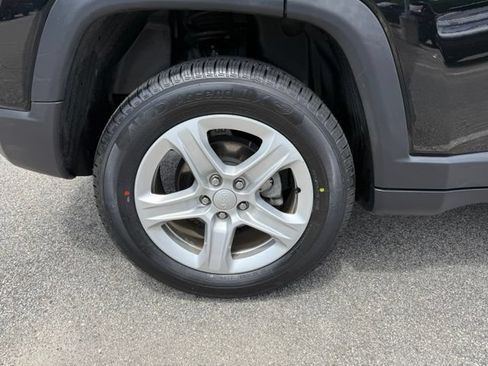 Used 2023 Jeep Compass Latitude w/ Sun and Sound Group AWD/4WD image 12