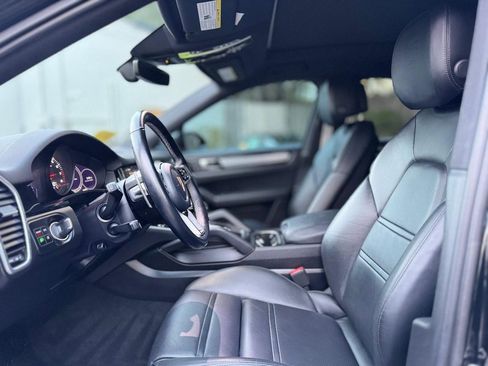 Used 2023 Porsche Cayenne Platinum Edition w/ Towing Package w/o Tow Ball image 15