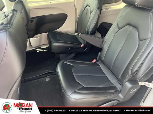 Used 2023 Chrysler Pacifica Touring-L FWD image 12