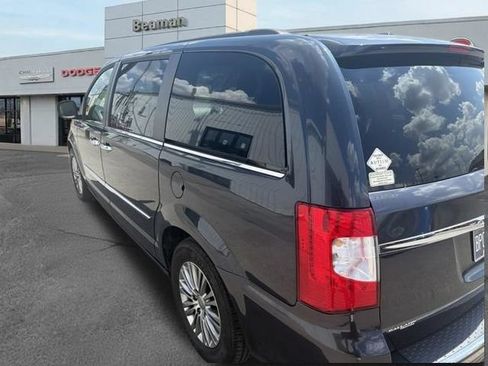 Used 2014 Chrysler Town & Country Touring-L w/ Driver Convenience Group FWD image 7