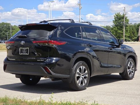 Used 2022 Toyota Highlander XLE AWD/4WD image 10