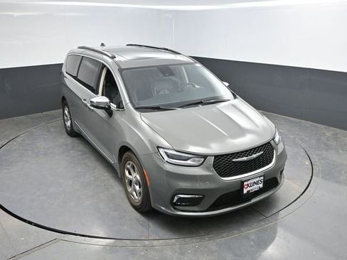 Used 2023 Chrysler Pacifica Limited FWD image 32