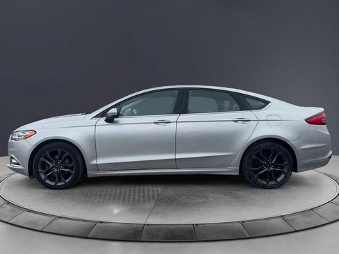 Used 2018 Ford Fusion SE w/ Equipment Group 201A FWD image 2