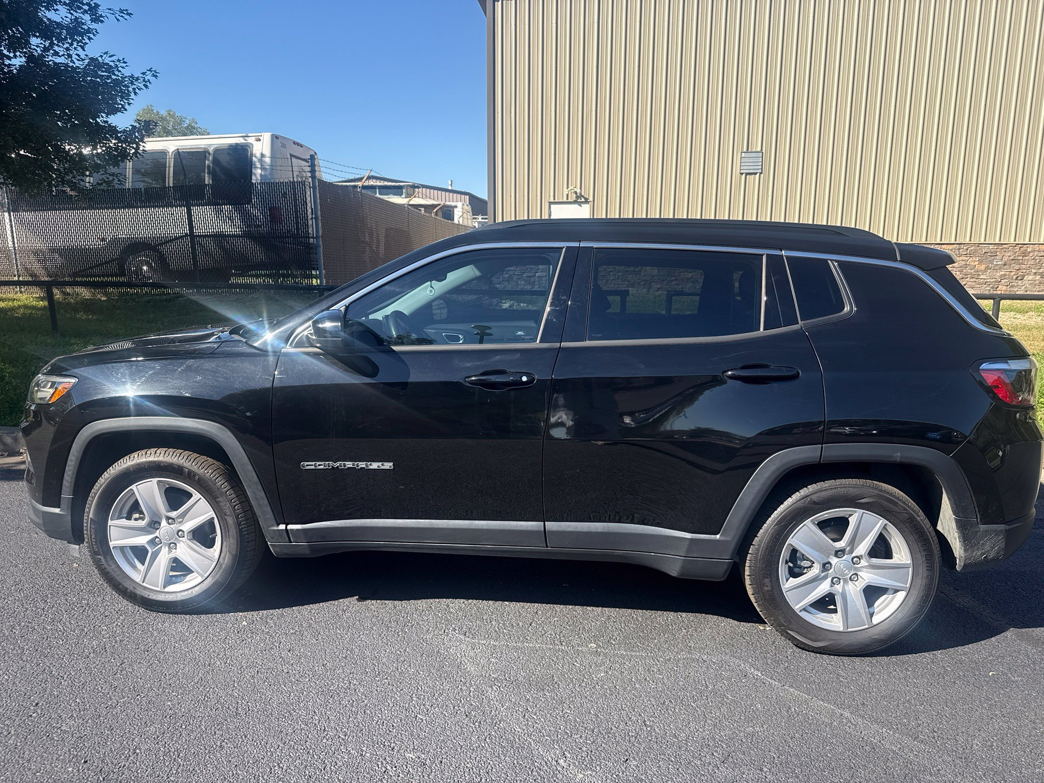 Used 2022 Jeep Compass Latitude FWD image 8