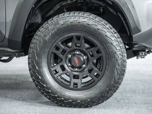 Used 2017 Toyota Tacoma TRD Off-Road image 14