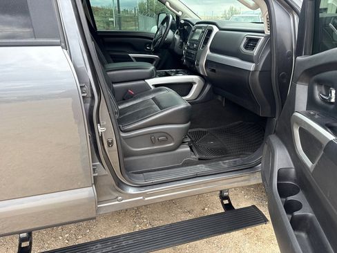 Used 2018 Nissan Titan PRO-4X w/ Pro-4x Convenience Package AWD/4WD image 11