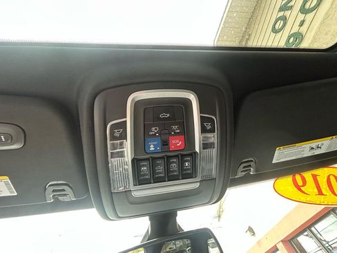 Used 2019 RAM 1500 Laramie AWD/4WD image 16