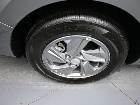 Certified 2025 Hyundai Elantra SE image 12