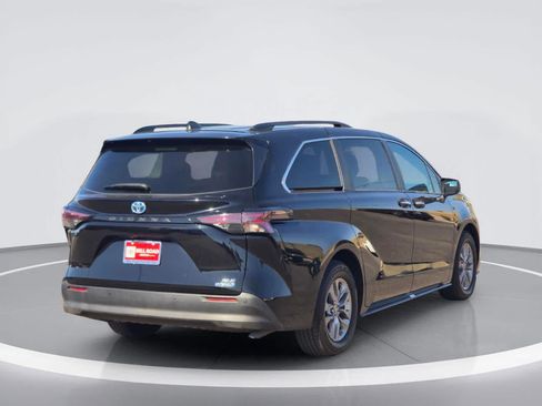 Used 2024 Toyota Sienna XLE FWD image 6