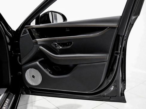 Used 2024 Bentley Flying Spur V8 image 42