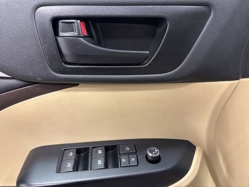 Used 2019 Toyota Highlander Plus AWD/4WD image 18