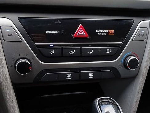 Used 2017 Hyundai Elantra SE image 28