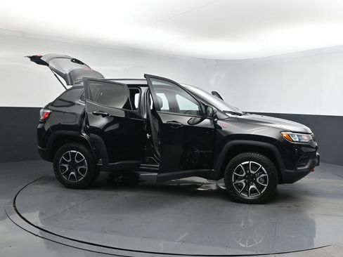 Used 2024 Jeep Compass Trailhawk AWD/4WD image 28