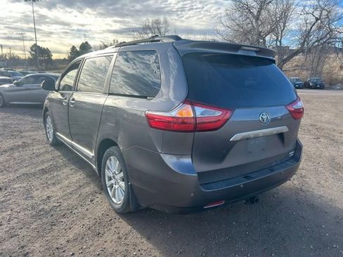 Used 2017 Toyota Sienna Limited Premium image 3