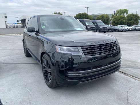 Used 2025 Land Rover Range Rover SE AWD/4WD image 2