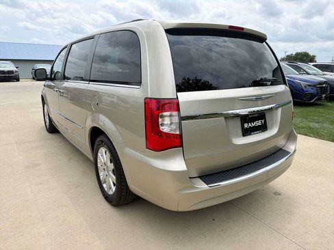 Used 2016 Chrysler Town & Country Touring w/ Driver Convenience Group FWD image 4