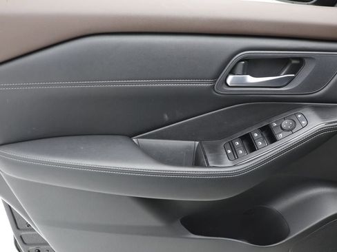 Used 2023 Nissan Rogue SV w/ SV Premium Package image 14