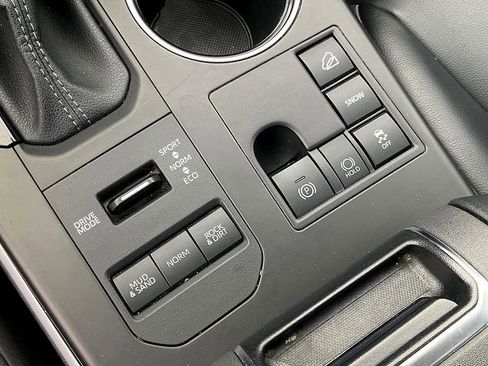 Used 2023 Toyota Highlander L image 29