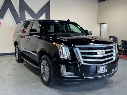 Used 2020 Cadillac Escalade ESV 2WD image 3