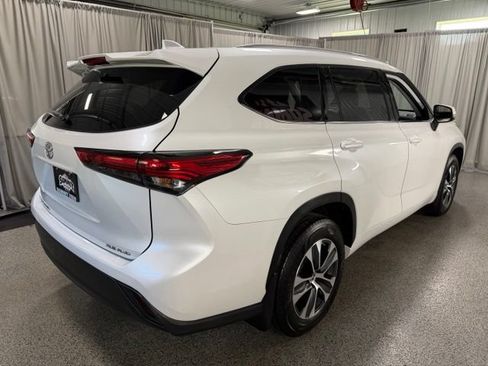 Used 2022 Toyota Highlander XLE AWD/4WD image 4