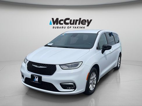 Used 2025 Chrysler Pacifica Select FWD image 2