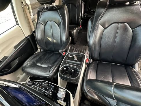 Used 2017 Chrysler Pacifica Touring-L FWD image 21