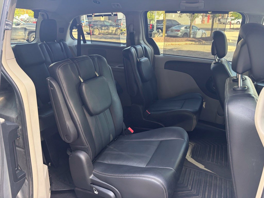 Used 2016 Chrysler Town & Country Touring-L w/ Driver Convenience Group FWD image 24