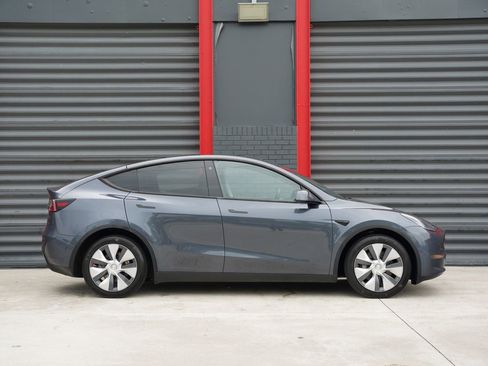 Used 2023 Tesla Model Y AWD image 4