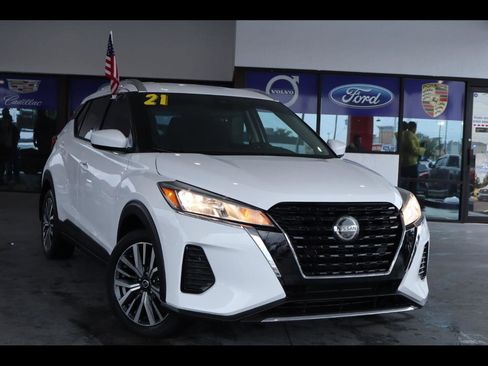 Used 2021 Nissan Kicks SV image 1