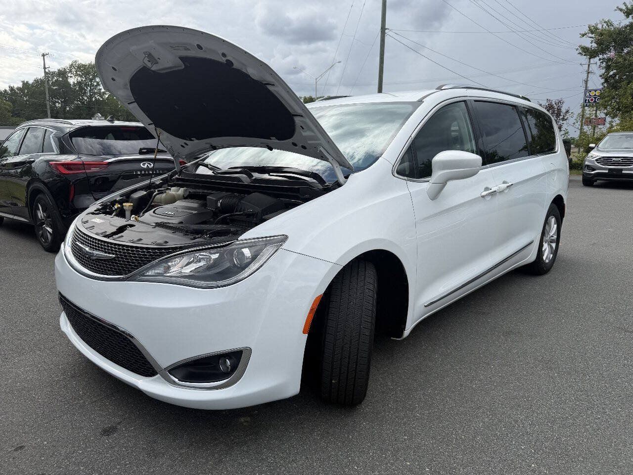 Used 2018 Chrysler Pacifica Touring-L FWD image 23