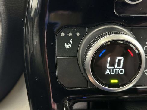 Used 2024 Toyota Highlander XLE FWD image 27