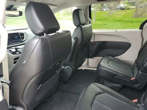 Used 2024 Chrysler Pacifica Touring-L FWD image 28