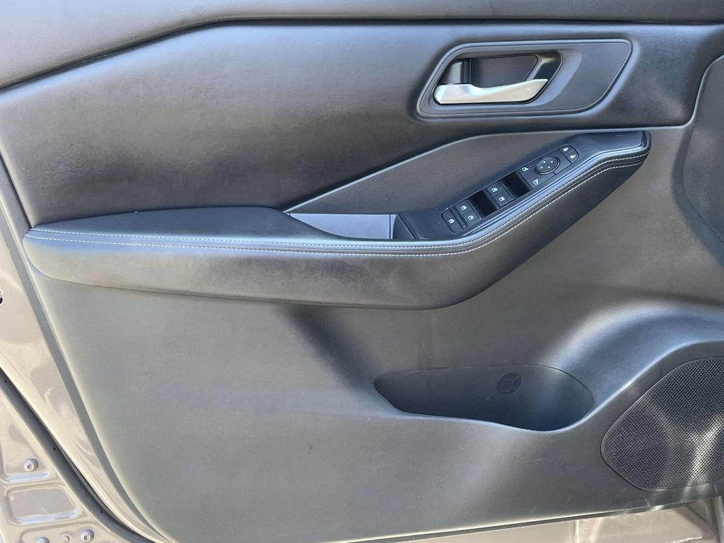 Used 2025 Nissan Rogue SV FWD image 14