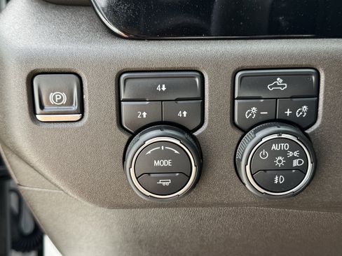 Used 2025 Chevrolet Silverado 2500 LT w/ Convenience Package image 27