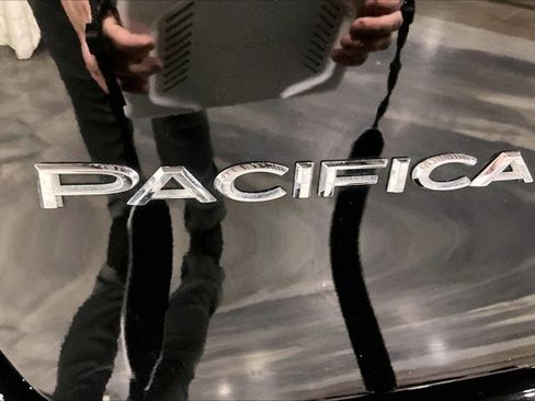 Used 2024 Chrysler Pacifica Touring-L image 8