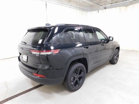 New 2025 Jeep Grand Cherokee Limited w/ Black Appearance Package image 18