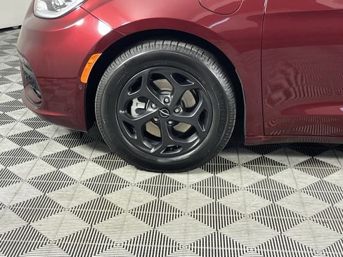 Used 2021 Chrysler Pacifica Limited w/ Uconnect Theater Family Group image 10