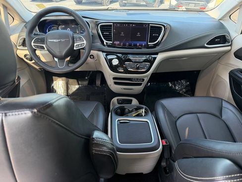 Used 2023 Chrysler Pacifica Touring-L FWD image 34