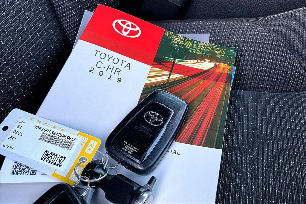 Used 2019 Toyota C-HR XLE FWD image 35