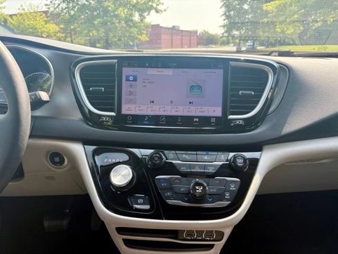 Used 2024 Chrysler Pacifica Touring-L FWD image 25