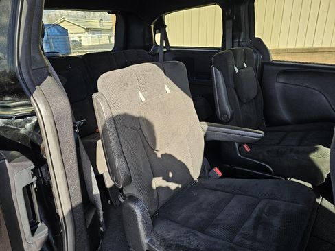 Used 2016 Dodge Grand Caravan SE image 21