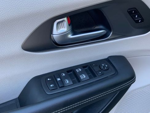 Used 2024 Chrysler Pacifica Touring-L image 21