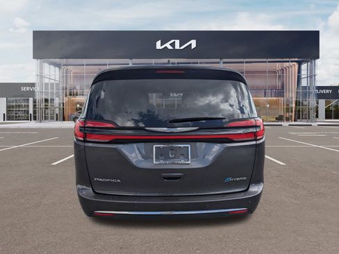 Used 2021 Chrysler Pacifica Touring-L image 5