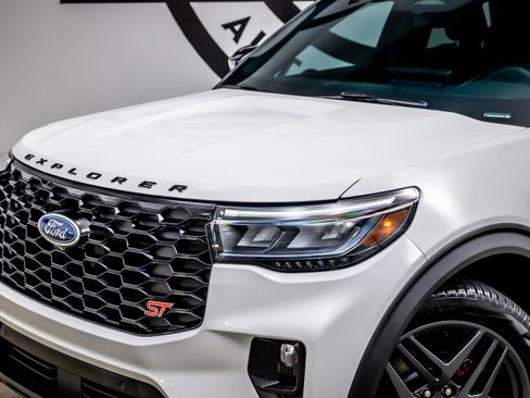 Used 2025 Ford Explorer ST image 18