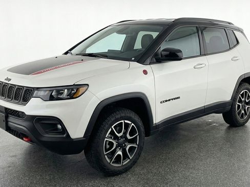 Used 2025 Jeep Compass Trailhawk AWD/4WD image 3