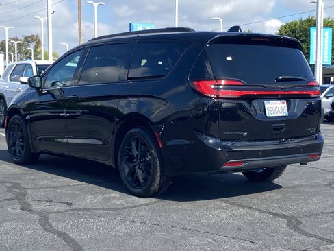 Used 2024 Chrysler Pacifica Limited w/ Uconnect Theater Family Group image 4