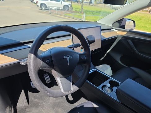 Used 2023 Tesla Model Y Performance image 15