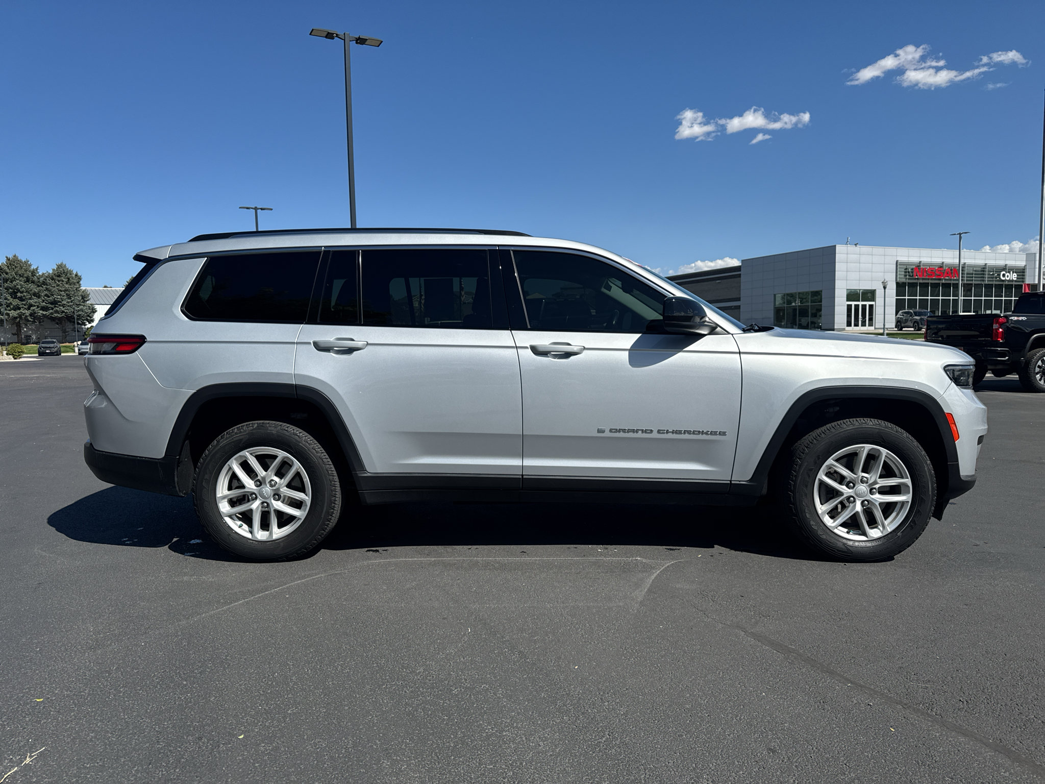 Used 2022 Jeep Grand Cherokee L Laredo w/ Luxury Tech Group I AWD/4WD image 2