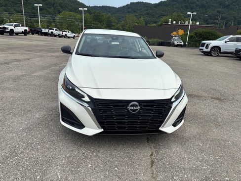 Used 2025 Nissan Altima 2.5 SV FWD image 8