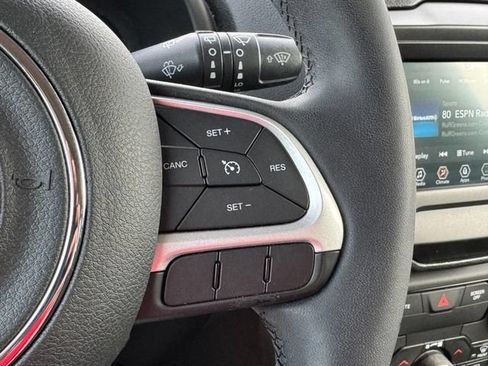 Used 2019 Jeep Renegade Latitude FWD image 17
